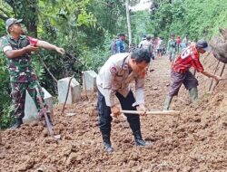 Segenap Aparat Bersama Warga Dusun Seklok, Keruk Timbunan Longsor Yang Menutup Akses Jalan Desa