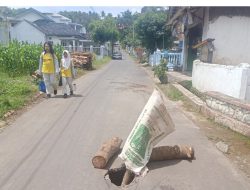 Dipasang Karung dan Kayu, Jalan Cikadu Berlubang Bahayakan Pengguna Jalan