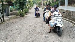 Kondisi Jalan Ke Desa Sukadana Rusak Berat, Warga Menunggu Perbaikan