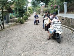Kondisi Jalan Ke Desa Sukadana Rusak Berat, Warga Menunggu Perbaikan