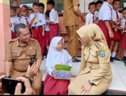 Bupati Pangandaran Apresiasi Ica, Siswi SD Yang Berjualan Demi Neneknya 