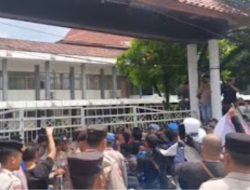 Panas! Aksi Demo Tantang SK Bupati Tunjangan Anggota DPRD Yang Dinilai Cacat Hukum