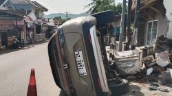Diduga Ngantuk Mobil Terjungkal Tabrak Tiang Listrik