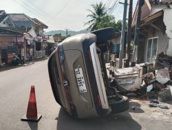 Diduga Ngantuk Mobil Terjungkal Tabrak Tiang Listrik