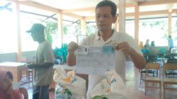 Penyaluran Bantuan Pangan di Desa Cintakarya, Warga Sambut Baik