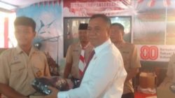 Kadisdikpora Berikan Hadiah Kepada Tim Voli Yang Berprestasi 