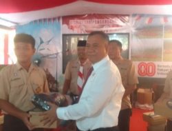 Kadisdikpora Berikan Hadiah Kepada Tim Voli Yang Berprestasi 