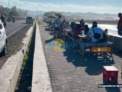Satpol PP Kabupaten Pangandaran Tertibkan Pedagang di Kawasan Jembatan Merah Pantai Timur