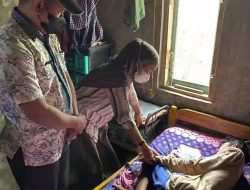 Wujud Kepedulian, Anggota DPRD Jenguk Maulana Yang Sedang Sakit