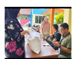 Desa Sindang Mukti Salurkan Bantuan Beras, Kades! Pastikan Kualitasnya Baik